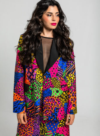 Blazer Caótica, americana patchwork con tejido de ilustración vectorial, doble botonadura y corte holgado. Disponible en Dulce Locura, tienda de moda en Badajoz.