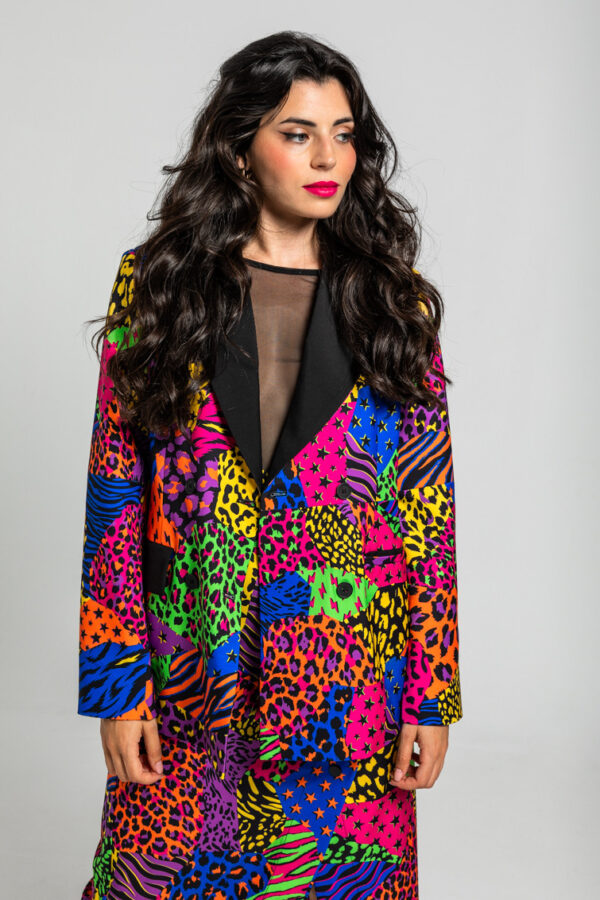 Blazer Caótica, americana patchwork con tejido de ilustración vectorial, doble botonadura y corte holgado. Disponible en Dulce Locura, tienda de moda en Badajoz.