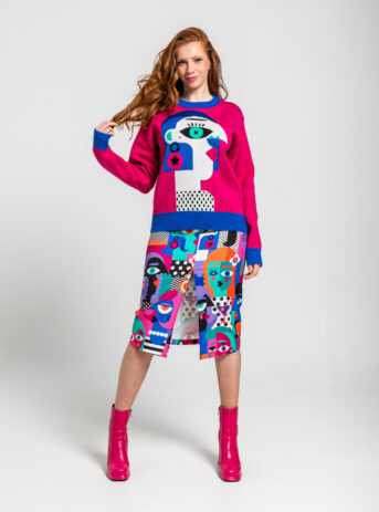Falda midi jeans en tejido fluido con cinco bolsillos, estampado vectorial y raja central delantera. Disponible en Dulce Locura, tienda de moda en Badajoz.