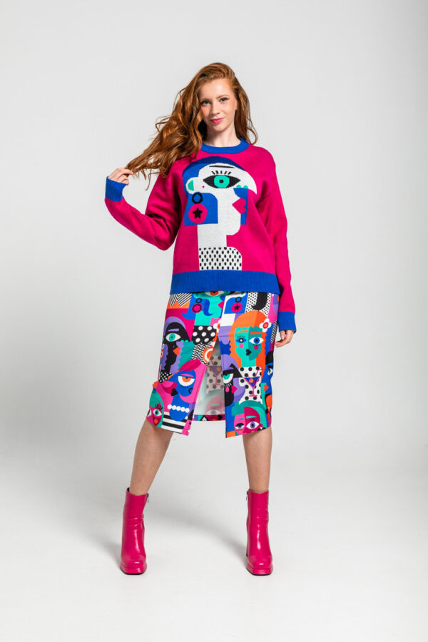 Falda midi jeans en tejido fluido con cinco bolsillos, estampado vectorial y raja central delantera. Disponible en Dulce Locura, tienda de moda en Badajoz.