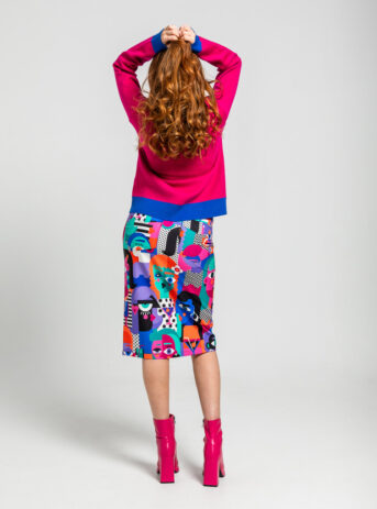 Falda midi jeans en tejido fluido con cinco bolsillos, estampado vectorial y raja central delantera. Disponible en Dulce Locura, tienda de moda en Badajoz.