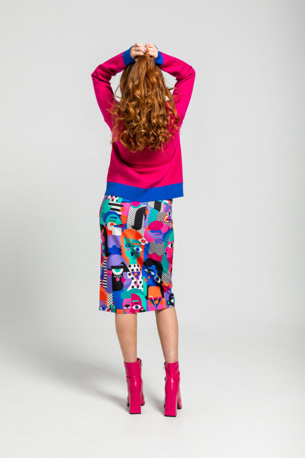 Falda midi jeans en tejido fluido con cinco bolsillos, estampado vectorial y raja central delantera. Disponible en Dulce Locura, tienda de moda en Badajoz.