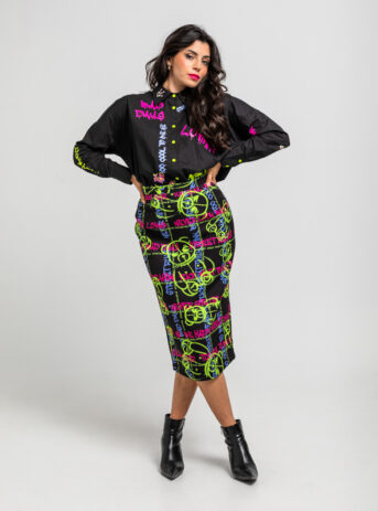 Falda tubo grafito urbano “I’m the Queen” con cremallera trasera. Disponible en Dulce Locura, tienda de moda en Badajoz.