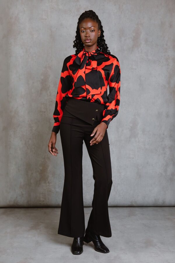 Red Bettina Top, blusa de manga larga con lazada al cuello, botones frontales y estampado mosaico rojo. Disponible en Dulce Locura, tienda de moda en Badajoz.