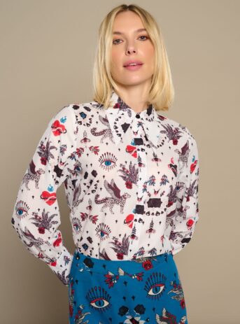 White Mytho Top, camisa blanca de manga larga con cuello solapa 70s y estampado de gatos alados. Disponible en Dulce Locura, tienda de moda en Badajoz.