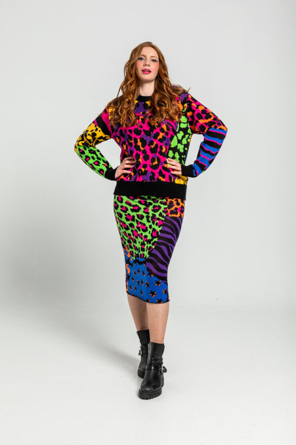 Suéter tejido con estampado variado de animal print de Caótica. Disponible en Dulce Locura, tienda de moda en Badajoz.