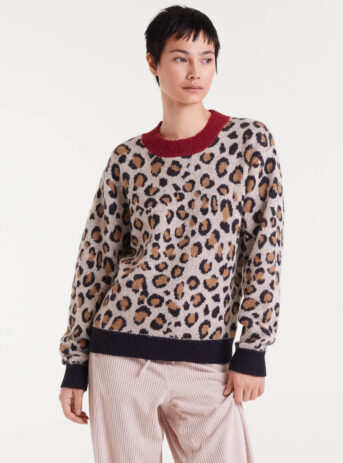 Jersey jacquard con estampado mini leopardo de Compañía Fantástica. Disponible en Dulce Locura, tienda de moda en Badajoz.