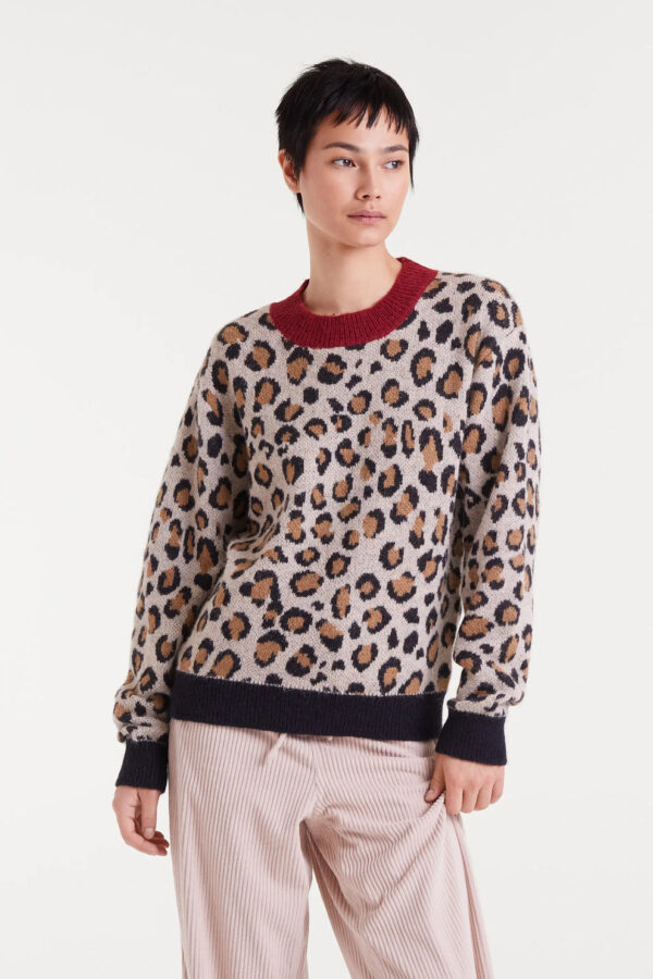 Jersey jacquard con estampado mini leopardo de Compañía Fantástica. Disponible en Dulce Locura, tienda de moda en Badajoz.