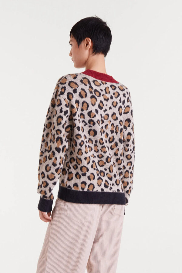 Jersey jacquard con estampado mini leopardo de Compañía Fantástica. Disponible en Dulce Locura, tienda de moda en Badajoz.