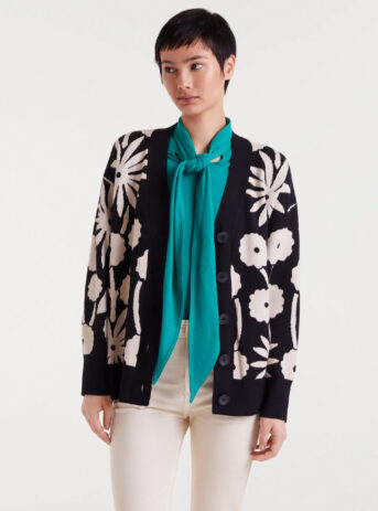 Chaqueta jacquard con estampado Tofu. Con cuello pico y manga larga. Hombro ligeramente caído. Cierre frontal con botones. Detalles en rib