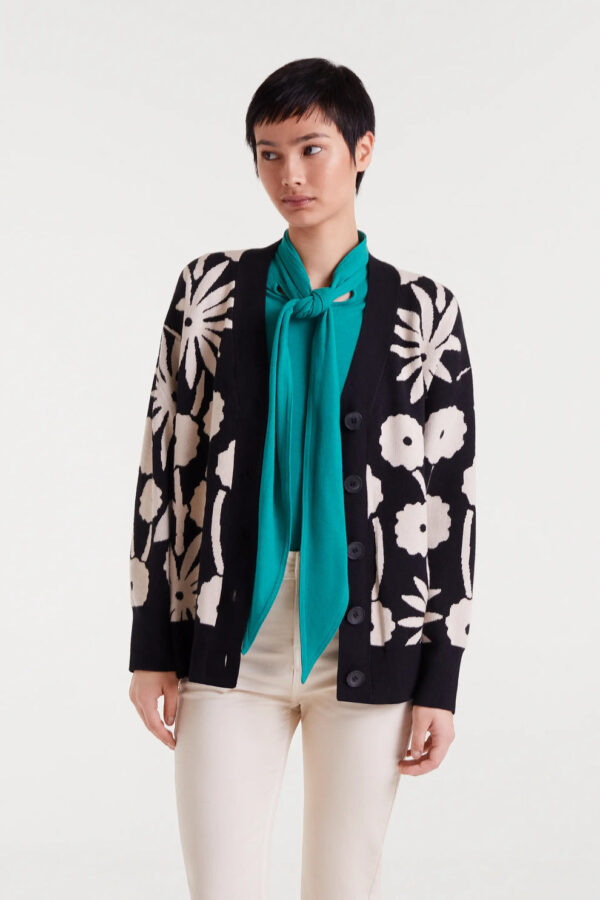 Chaqueta jacquard con estampado Tofu. Con cuello pico y manga larga. Hombro ligeramente caído. Cierre frontal con botones. Detalles en rib