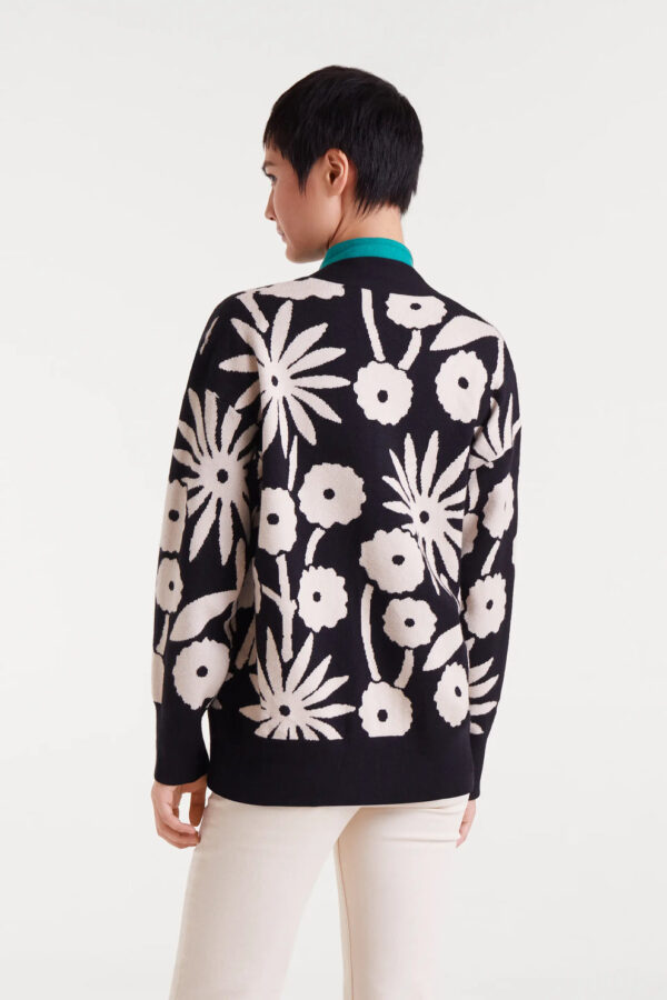 Chaqueta jacquard con estampado Tofu. Con cuello pico y manga larga. Hombro ligeramente caído. Cierre frontal con botones. Detalles en rib