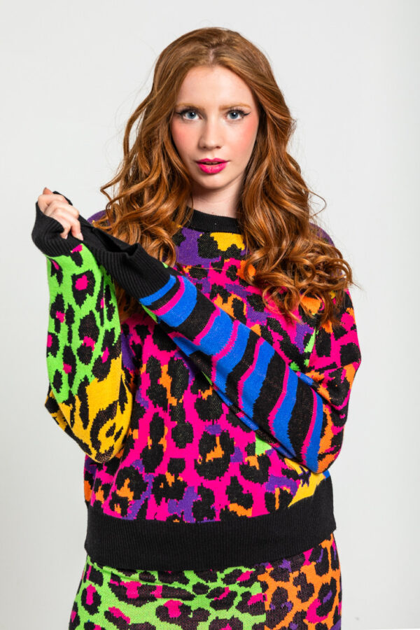 Suéter tejido con estampado variado de animal print de Caótica. Disponible en Dulce Locura, tienda de moda en Badajoz.